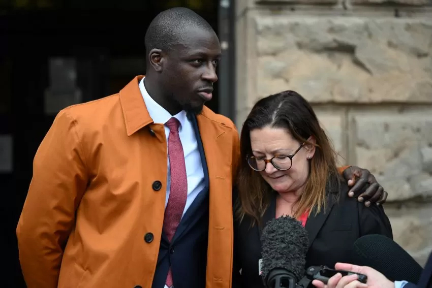 Benjamin Mendy (kiri) usai menjalani pengadilan kasus dugaan predator seksual dan dinyatakan tidak bersalah.